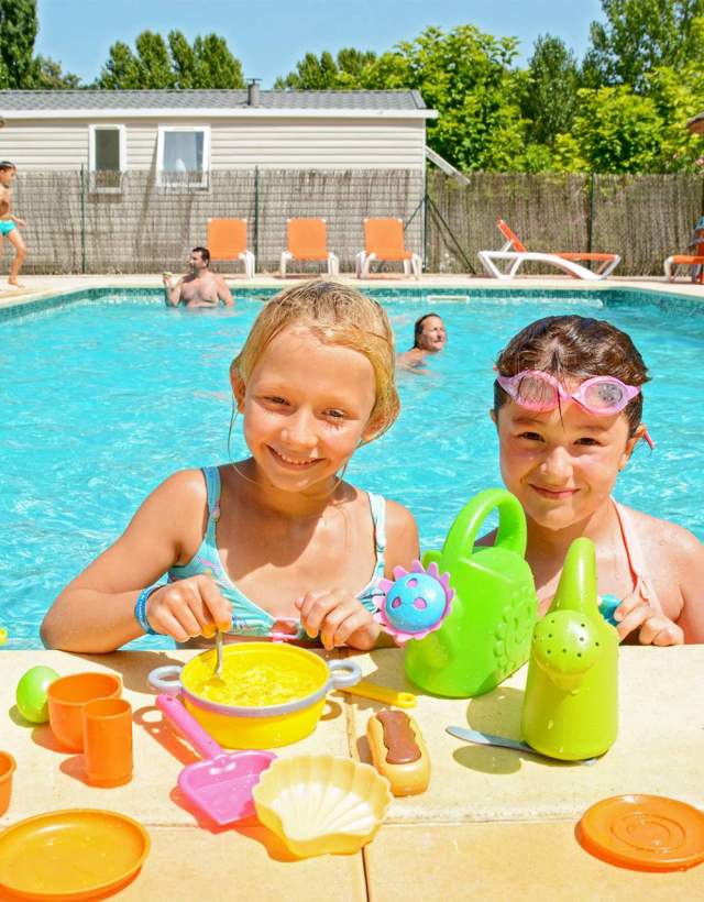 camping piscine enfants jeux